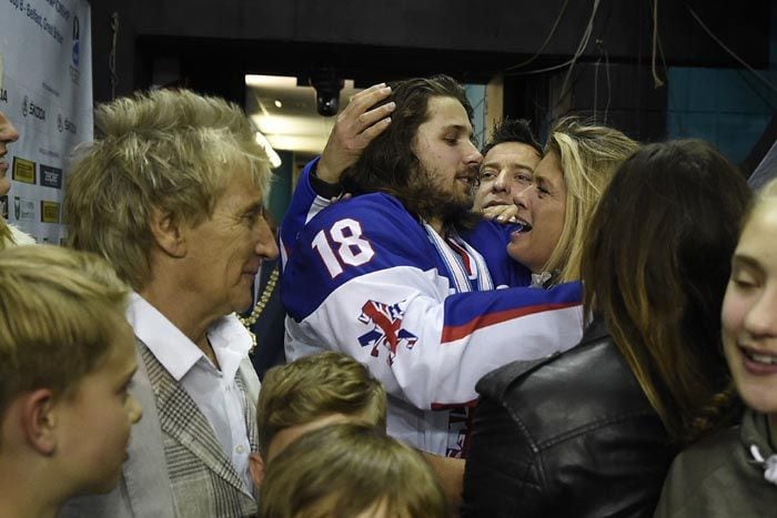 Rachel Hunter y Rod Stewart felicitan a su hijo por sus triunfos en el hockey profesional