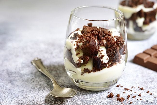 receta-brownie-microondas-yogur-postres-en-vaso