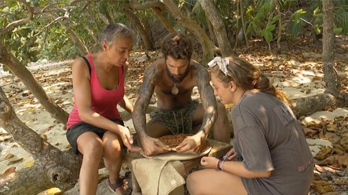 Ana María Aldón, Barranco y Rocío Flores compartiendo una pizza en Supervivientes