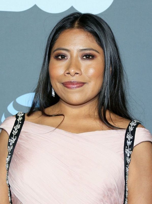 Yalitza Aparicio con sombra marrón 