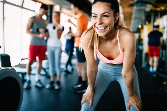 mujer en el gimnasio