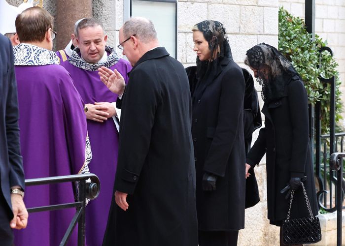 Alberto y Charlene de Mónaco dan el último adiós al arzobispo Bernard Barsi