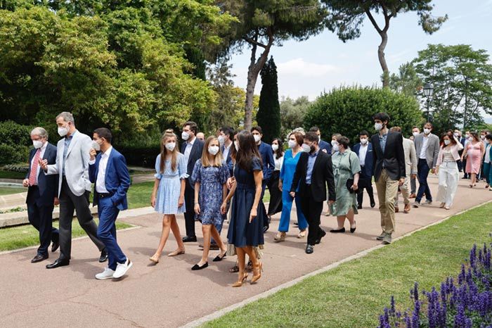 Los reyes Felipe y Letizia y sus hijas, Leonor y Sofía, reciben a galardonados con los premios Princesa de Girona