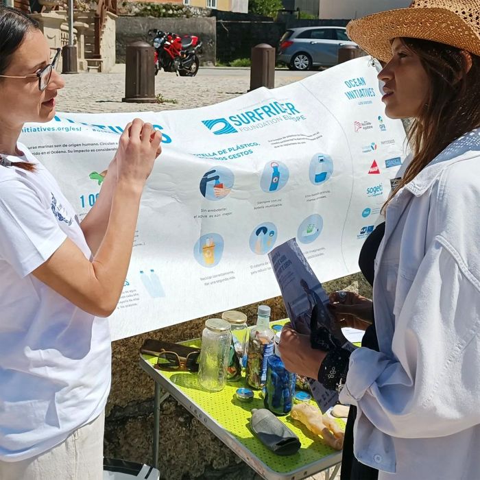 Sara Carbonero se suma por sorpresa a la limpieza de una playa de Galicia 