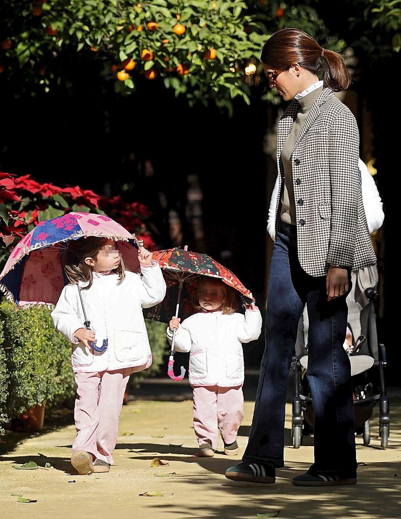 Sofía Palazuelo con sus hijas en Sevilla