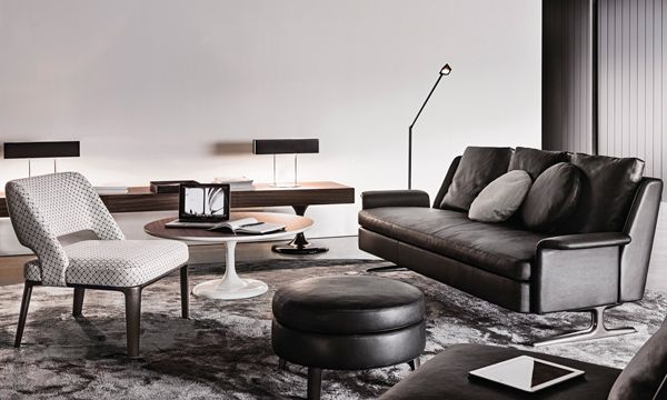 En este ambiente de Minotti (minotti.com), el sofá y las piezas de cuero negro impactan con su presencia y aportan un plus de elegancia y carácter.
