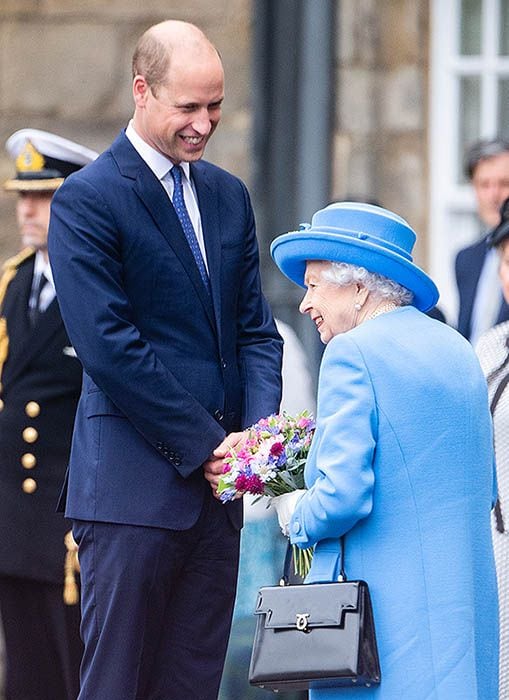 Isabel II y el príncipe Guillermo en Edimburgo