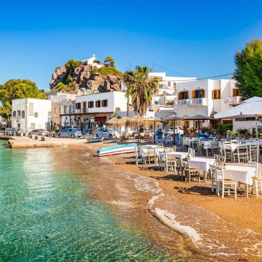 Muchos restaurantes de las pequeñas villas de Patmos llevan sus mesas hasta la misma orilla del mar.