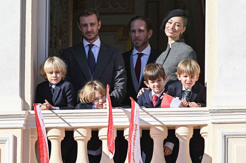 Pierre Casiraghi con su mujer Beatriz Borromeo y con Andrea Casiraghi y sus hijos en el Día Nacional de Mónaco de 2024