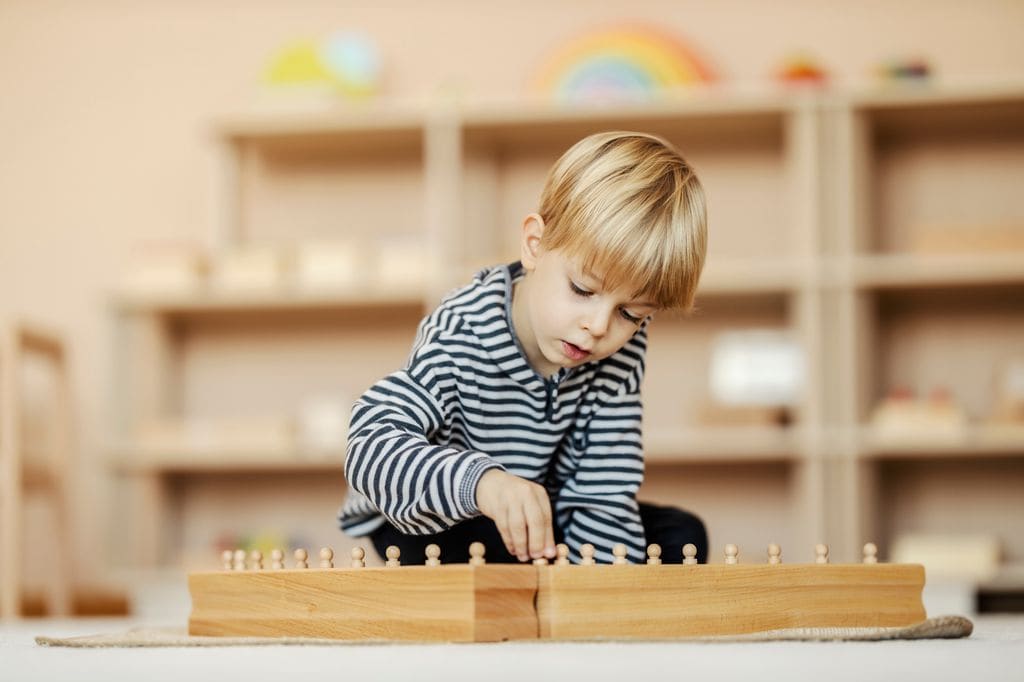 Niño con juego Montessori en clase