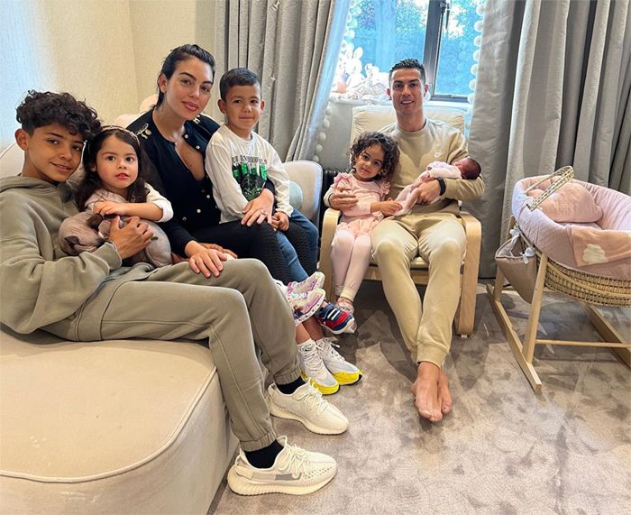 Cristiano y Georgina posan con sus hijos