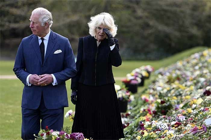 El príncipe Carlos y Camilla de Cornualles visitan emocionados el homenaje al duque de Edimburgo