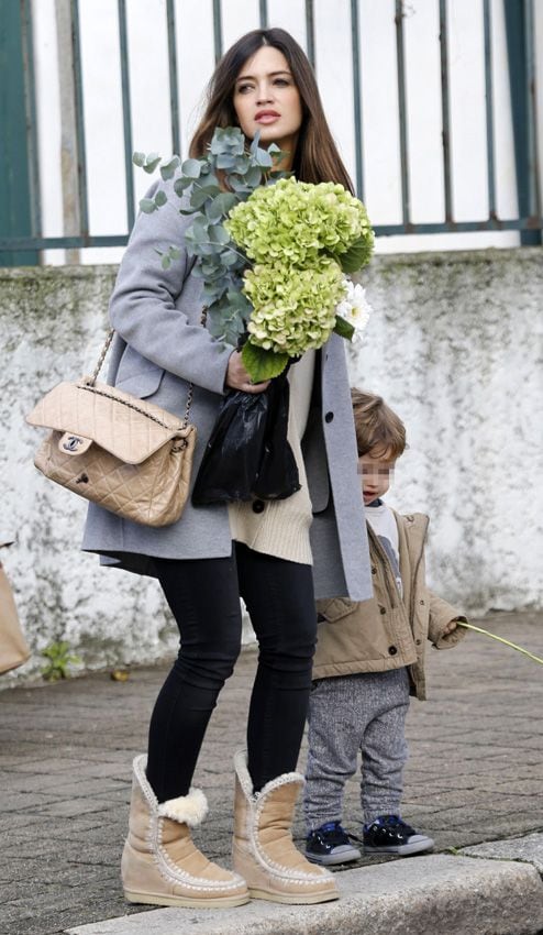 La pareja, que pronto dará la bienvenida a su segundo hijo, podría alargar un año más su estancia en Oporto. ¿Qué ocurriría entonces con la carrera profesional de Sara? En su última visita a España, la periodista aseguró que tenía nuevos proyectos, aunque se encontraban aún en el aire
