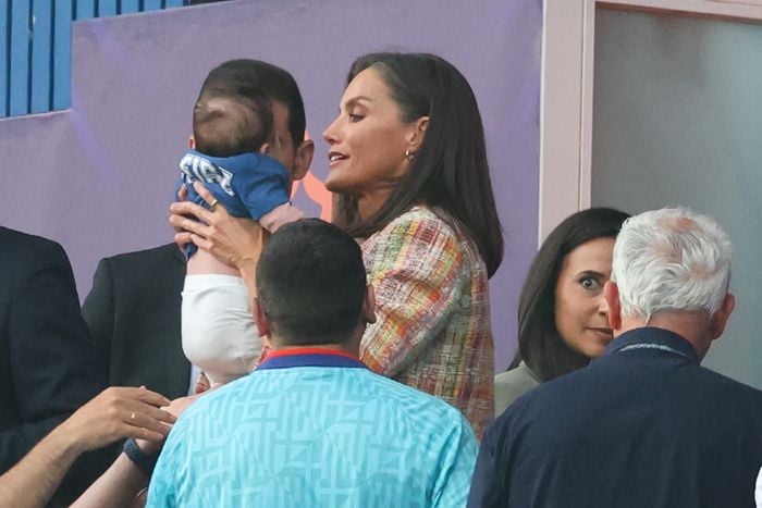 La reina Letizia con Leire, la aficionada más pequeña de la Real Sociedad