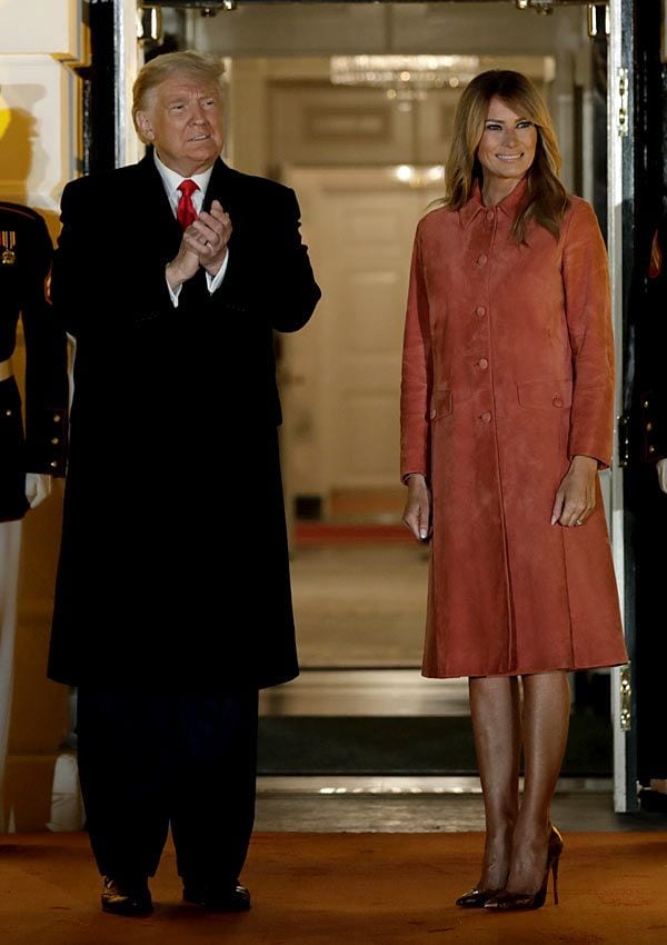 Melania Trump con abrigo de serraje