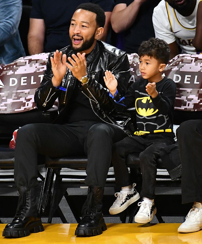 Miles, hijo de John Legend, se aburre viendo baloncesto