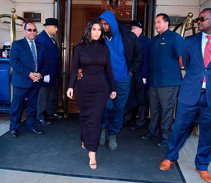 Kim Kardashian con un vestido largo de lana en color negro y cuello cisne 