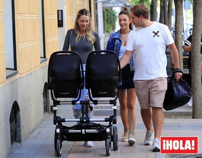 Alice Campello, de paseo con sus mellizos por Madrid