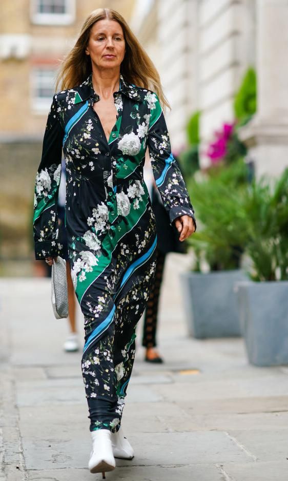 look de street style con jumpsuit estampado floral