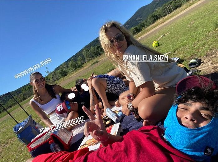 Alejandro Sanz y Rachel Valdés con sus hijos