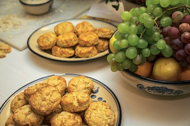 Los clásicos 'bis­quetsb al estilo George Washing­ton, una receta clásica de los Estados Unidos que la em­presaria Martha Stewart compartió en la Embajada de Es­tados Unidos en Madrid. Foto: Fernando Junco.
