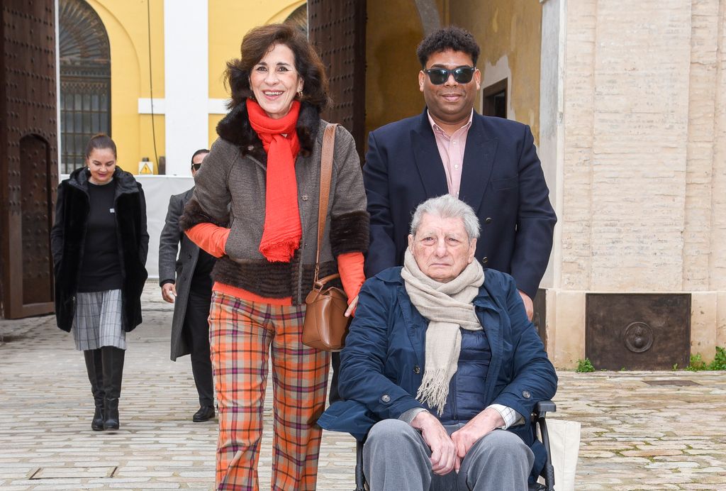 Rafael Peralta y Mamen Revuelta, padres de Rocio Peralta, en el desfile de su hija