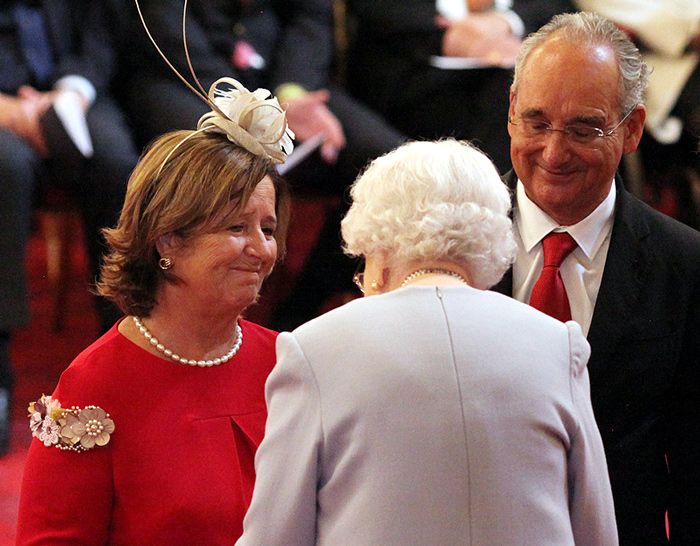 La reina Isabel II entrega la mayor condecoración al valor a los padres de Ignacio Echeverría