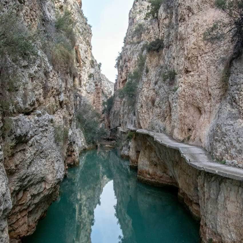 Pasarelas en el cañón de los Almadenes junto a la pedanía de Las Minas donde recorrer por pasarelas el cauce del río.