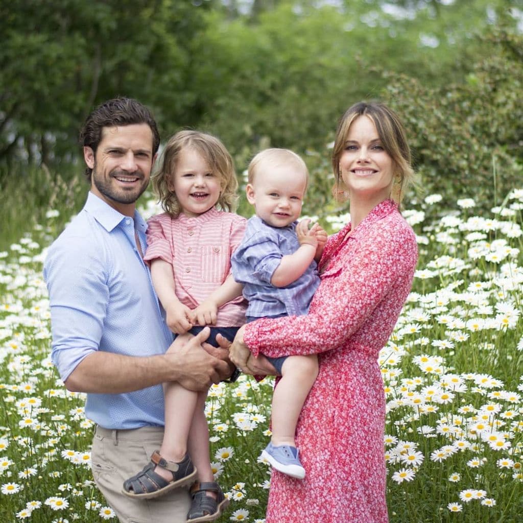 Hola 4001 El príncipe Carlos Felipe de Suecia y su esposa Sofia con sus dos hijos mayores