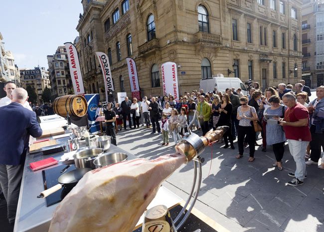 'Sansebastian Gastronomika' arrancó ayer domingo con la ya clásica jornada popular. Dos eventos abiertos al público aficionado en el centro de la ciudad dieron el pistoletazo de salida 'oficioso' a la nueva edición de este prestigioso certamen gastronómico.
