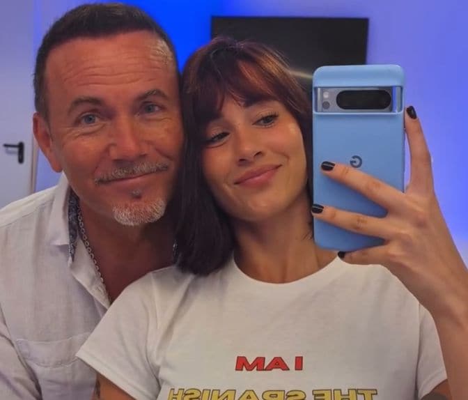 Aitana y su padre en el documental 'Metamorfosis'