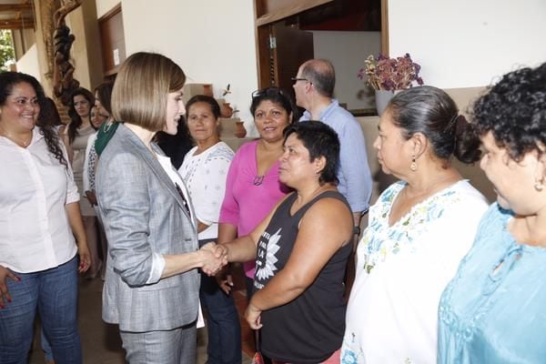 La Casa de las Mujeres, unas instalaciones en las que se presta desde formación hasta asesoramiento jurídico, fue la primera parada de doña Letizia en su viaje a El Salvador © Twitter Casa Real
