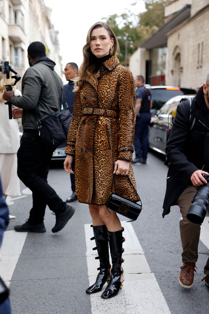 Zita d'Hauteville lleva gabardina con estampado de leopardo, bolso negro de Dior, botas negras de Dior, fuera de Dior, durante Womenswear Primavera/Verano 2025 como parte de la Semana de la Moda de París el 24 de septiembre de 2024 en París, Francia.