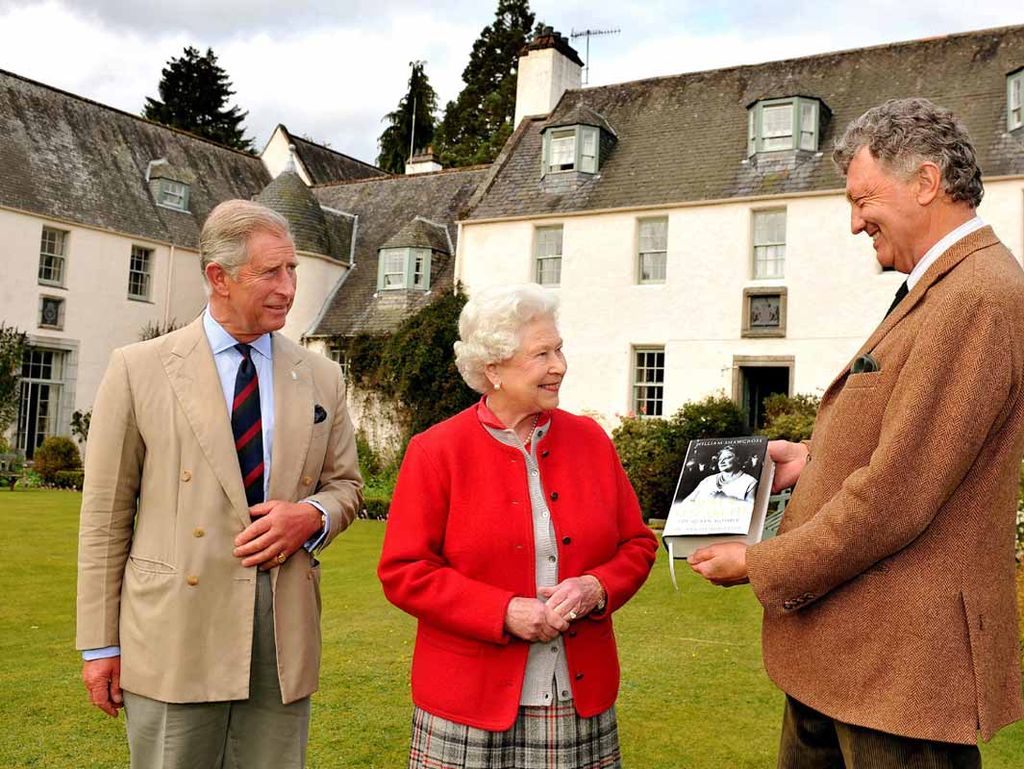 El príncipe Carlos de Inglaterra y su madre, la reina Isabel II