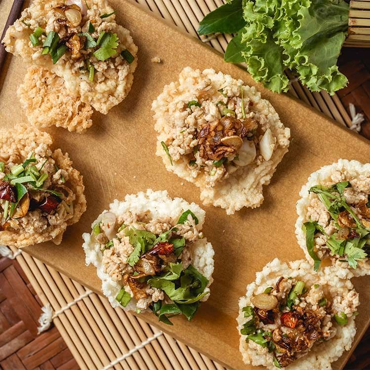 Tostas de arroz inflado con pollo