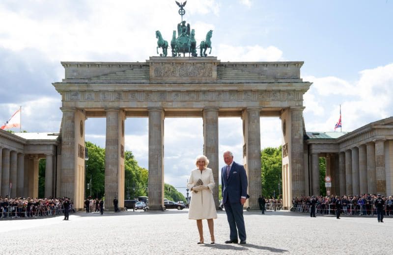 Los reyes Carlos y Camilla en la Puerta de Brandenburgo