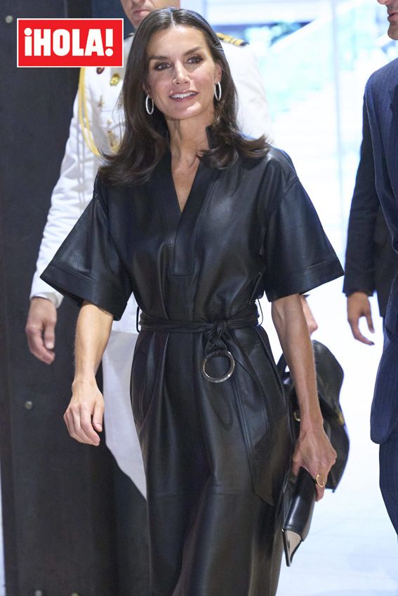La reina Letizia con un vestido de cuero negro