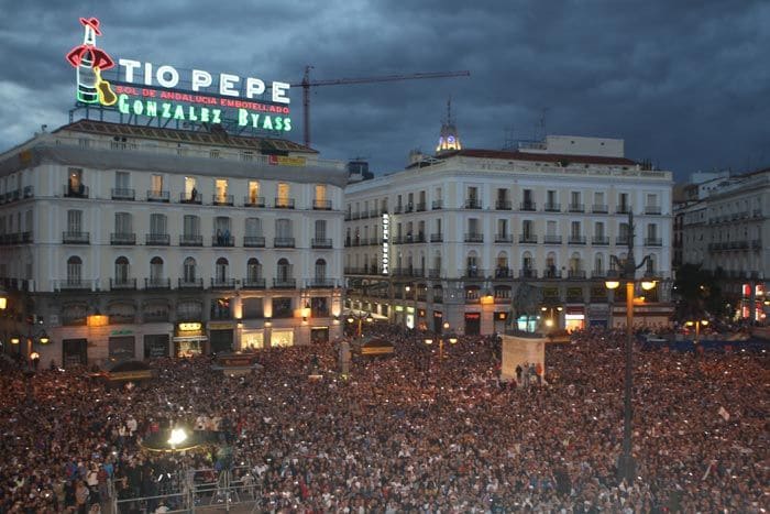 La Puerta del Sol anocheció así, abarrotada de aficionados que esperaban, aplaudían y gritaban a los jugadores que respondieron saludando desde la sede de la Comunidad de Madrid
