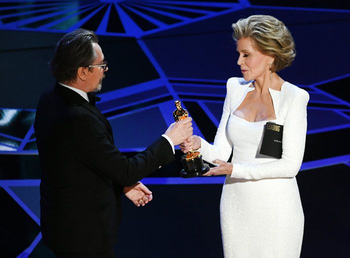 Jane Fonda le entrega el premio a Gary Oldman por El instante más Oscuro
