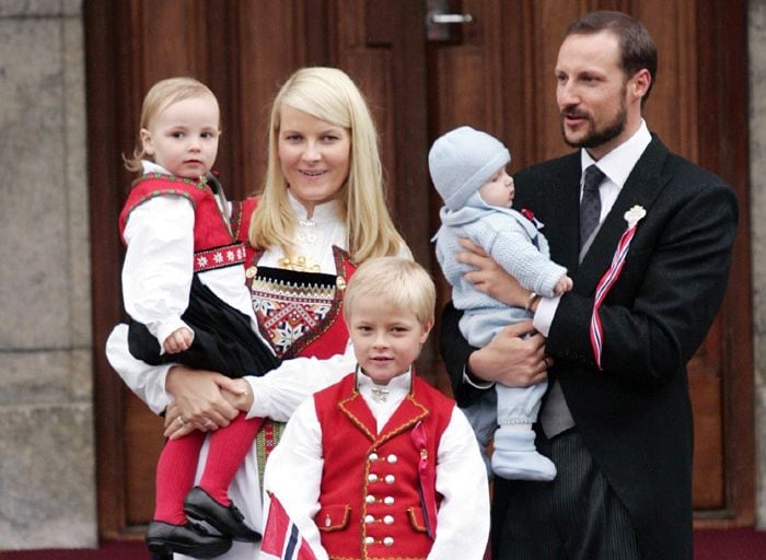 Mette-Marit con Haakon de Noruega y sus hijos