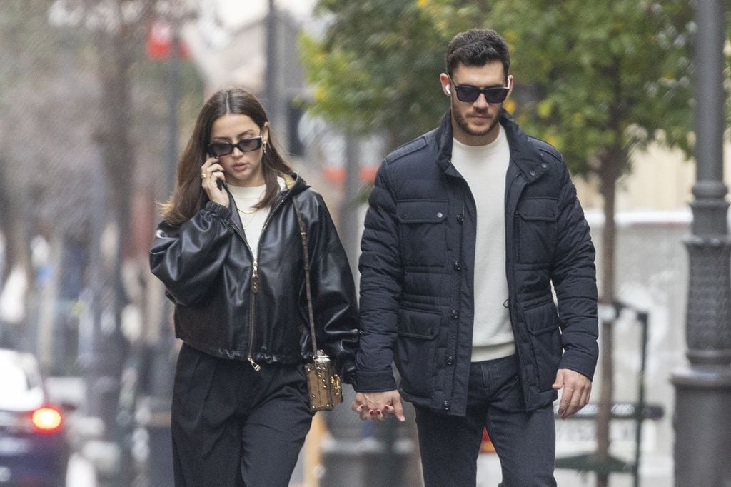 Ana de Armas camina de la mano de su novio, Manuel Anido Cuesta, en Madrid