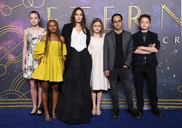 La actriz posa con cinco de sus seis hijos que tiene en común con Brad Pitt