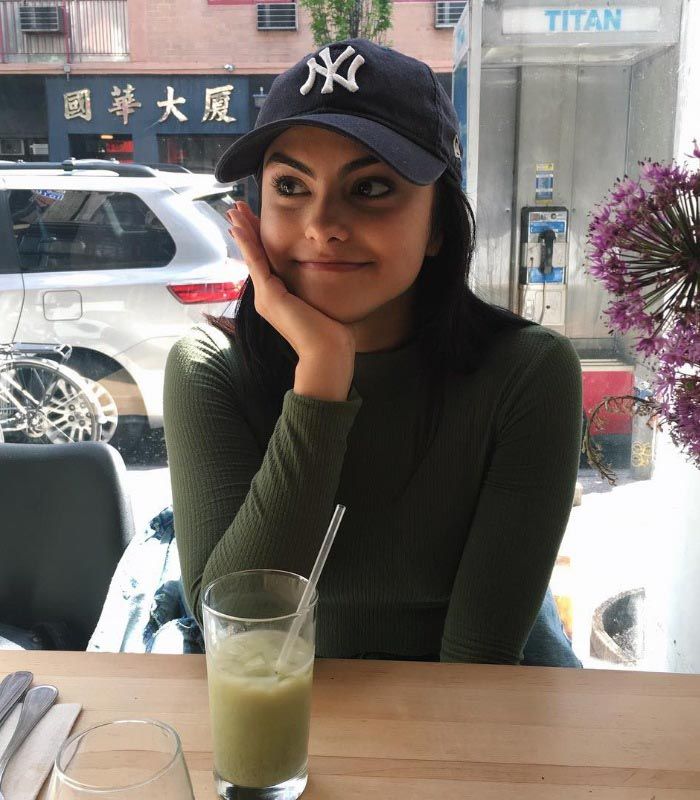 Camila Mendes con una bebida verde