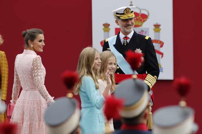 Los Reyes presiden el desfile de la Fiesta Nacional junto a la princesa Leonor y la infanta Sofía 