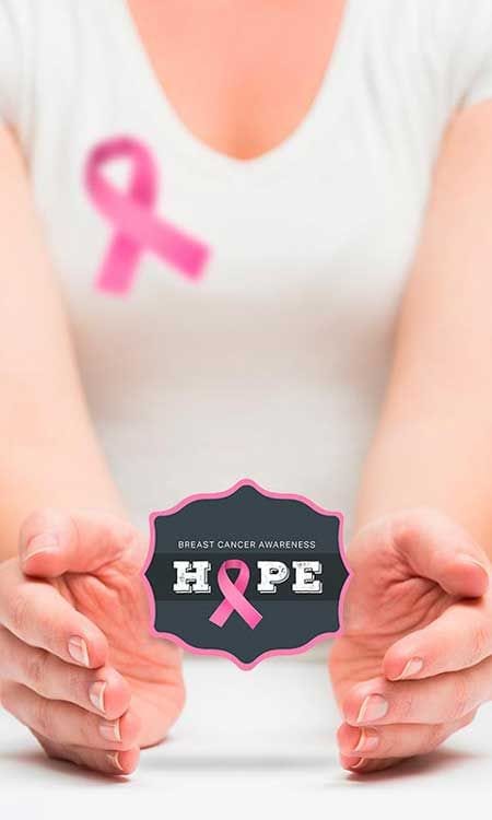 mujer con el lazo rosa de lucha contra el cáncer de mama