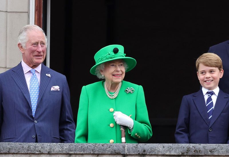 Isabel II con su hijo y con George, uno de sus bisnietos