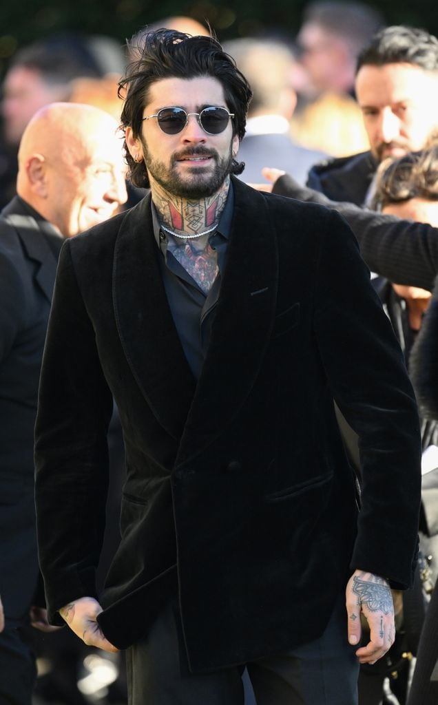 Zayn Malik llegando al funeral de Liam luciendo el collar que pertenecía al desaparecido cantante 