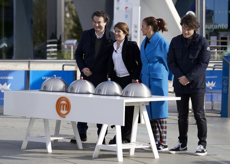 El jurado de MasterChef con la cocinera Rakel Cernicharo