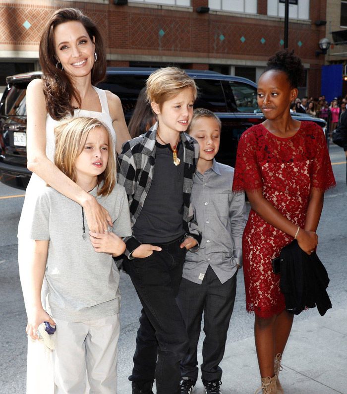 Angelina Jolie con sus hijos Zahara, Shiloh, Knox y Vivienne