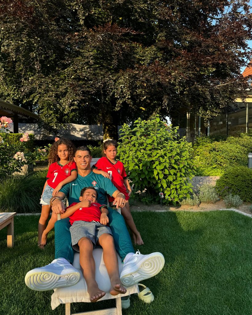 Cristiano Ronaldo y sus hijos Alana, Eva y Mateo.